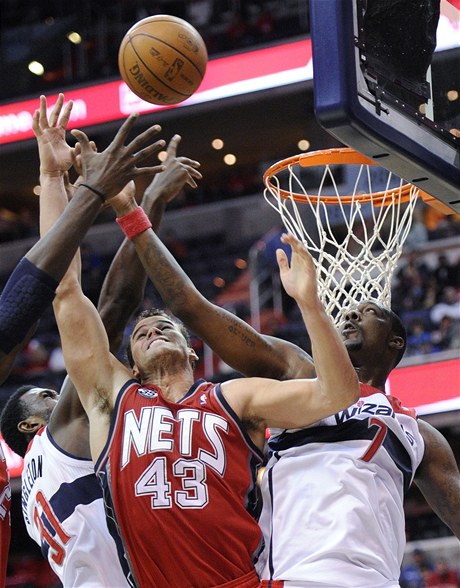 Zápas NBA, Washington Wizards - New Jersey Nets, Andray Blatche (7), Chris Singleton a Kris Humphries (43)