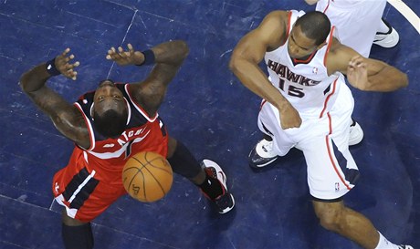 Basketbalista Atlanty Hawks Al Horford (vpravo) blokuje v zápase NBA stelu hráe Washingtonu Wizards Andraye Blatche