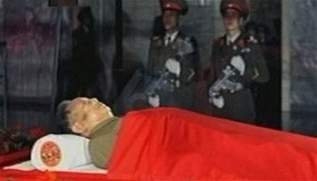 Zesnulého Kim ong-ila vystavili (zábr z TV vysílání)