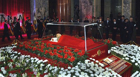 Kimovy ostatky vystavili v mauzoleu.