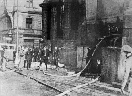 Nmecké bojové akce proti úastníkm atentátu na Heydricha,kteí byli ukryti v krypt pod kostelem Cyrila a Metodje v Resslov ulici. Vtracím oknem krypty se nacisté pokoueli parautisty vytopit.