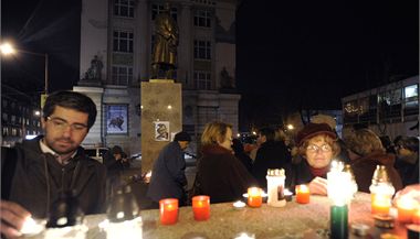 Nkolik destek pevn starch lid se selo 19. prosince u sochy T.G. Masaryka ped Slovenskm nrodnm muzeem v Bratislav aby vzpomnali na Vclava Havla.