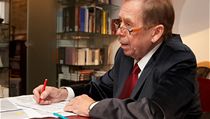 Václav Havel pracuje v kanceláři ve Voršilské ulici v dubnu roku 2009. Jeho nejbližší spolupracovnicí byla v posledních letech tajemnice Sabina Tančevová. | na serveru Lidovky.cz | aktuální zprávy