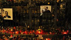 Po celý první den státního smutku picházeli Plzeanéna námstí Republiky uctít památku bývalého prezidenta Václava Havla. 