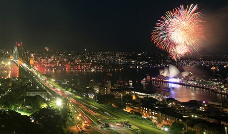 Australané oslavili Silvestr tradiním ohostrojem nad operní budovu v Sydney.