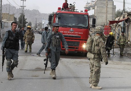 Pi tech útocích v jihoafghánském Kandaháru zahynulo nejmén 13 lidí a nkolik desítek dalích utrplo zranní. 