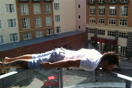 Planking: nová internetová zábava, pi ní se lidé pokládají rovn jako prkno na nezvyklé nebo nebezpené místo a fotí se pi tom. 
