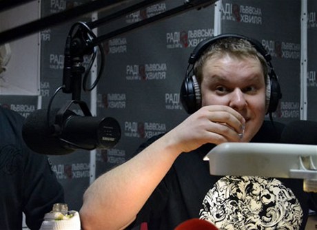 Moderátor Andrij Velykyj zkonzumoval v pímém penosu ti tvrt litru vodky.