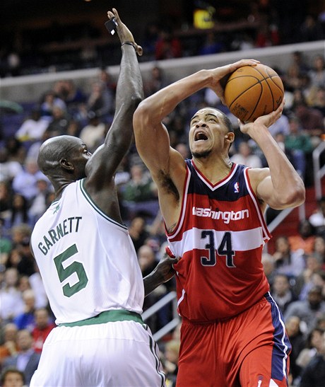 Basketbalista Washingtonu Wozards JaVale McGee (vpravo) a Kevin Garnett  z Bostonu Celtics v zápase NBA