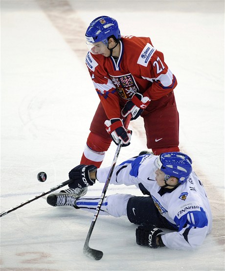 Mladý eský hokejista Petr Straka na mistrovství svta do 20 let proti Finsku