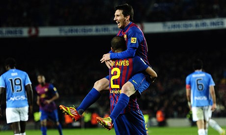 Fotbalisté Barcelony Daniel Alvés a Lionel Messi slaví pohárové vítzství nad Osasunou 