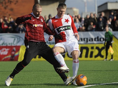 Silvestrovské derby fotbalist Sparty a Slavie. Zleva Tomá epka ze Sparty a Martin Hyský ze Slavie