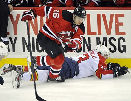 eský hokejista ve slubách New Jersey Devils Patrik Eliá v zápase NHL