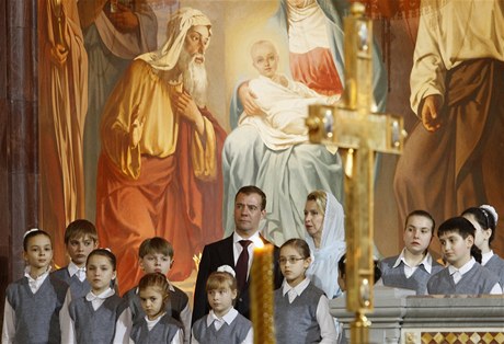 Medvedvovi v kostele. Ruský prezident Dmitrij Medvedv s manelkou na vánoní bohoslub v Moskv 