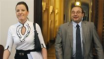 Ministr školství Josef Dobeš a místopředsedkyně vlády Karolína Peake přicházejí na jednání vlády. | na serveru Lidovky.cz | aktuální zprávy