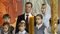 Medveděvovi v kostele. Ruský prezident Dmitrij Medveděv s manželkou na vánoční bohoslužbě v Moskvě | na serveru Lidovky.cz | aktuální zprávy