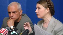 Julija Tymošenková a její manžel Oleksandr na tiskové konferenci 8. května 2002 . | na serveru Lidovky.cz | aktuální zprávy
