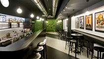 Prodloužený bar, odhalené technické instalace, pouze tři barvy a podlaha inspirovaná filmovou klapkou. | na serveru Lidovky.cz | aktuální zprávy