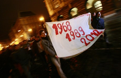Stovky student a pedagog Univerzity Karlovy se 19. ledna vydaly od praské právnické fakulty na pochod k sídlu vlády. Protestují proti reform vysokých kol. 