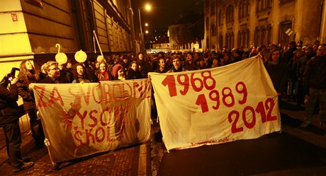 Stovky student a pedagog Univerzity Karlovy se vydaly od praské právnické fakulty na pochod k sídlu vlády. Protestují proti reform vysokých kol. 