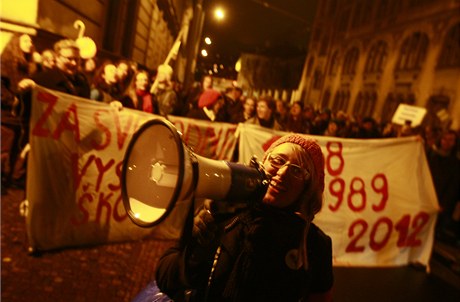 Stovky student a pedagog Univerzity Karlovy se vydaly od praské právnické fakulty na pochod k sídlu vlády. Protestují proti reform vysokých kol. 