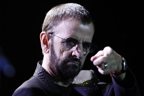 Mezi vystavujícími hudebníky-výtvarníky je i Ringo Starr.