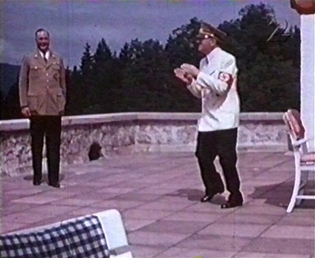 Martin Zet a Hitlerv taneek: souástí jednoho ze Zetových dívjích dl je videosekvence stepujícího Hitlera podbarvená hiphopovou hudbou.  