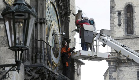 Staromstský orloj bude zhruba msíc bez ty soch, potebují opravit.