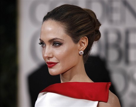 Elegantní Angelina Jolie. ervené akcenty na atech sladila se rtnkou a kabelkou.