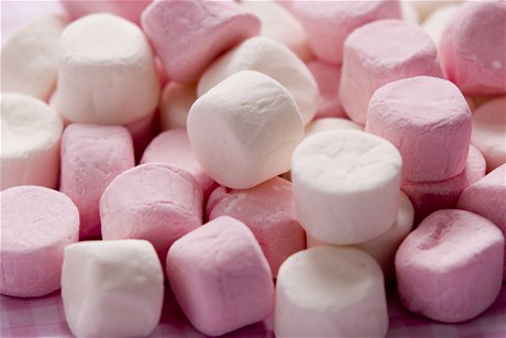 Marshmallows, které známe. Módní cukrovinky vak dostaly novou podobu a prodávají se jako malé nadýchané dortíky.