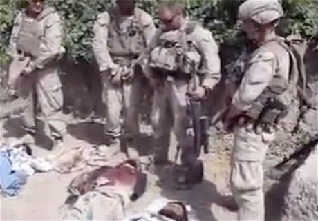  Video umístné na serveru YouTube ukazuje, jak vojáci v maskovacích uniformách moí na mrtvé Talibance