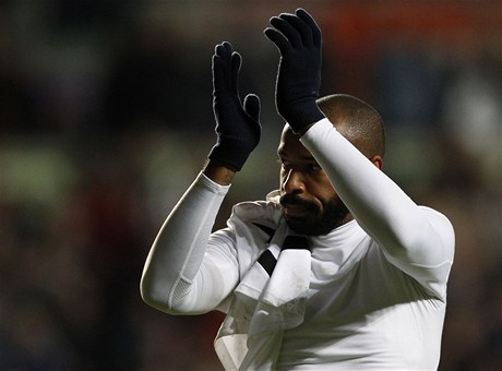 Fotbalista Thierry Henry dkuje fanoukm Arsenalu po poráce se Swansea 