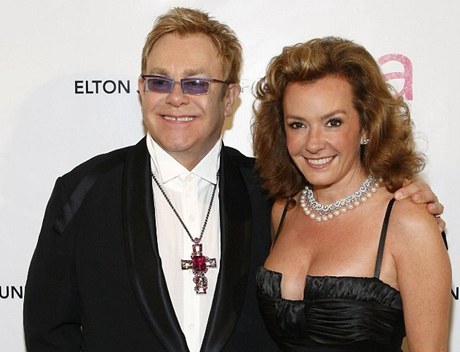 Umlecká editelka firmy s Eltonem Johnem.