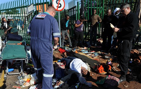 Pijímací ízení na univerzitu v jihoafrickém Johannesburgu doprovázelo násilí. Na snímku ena zranná pi tlaenici.