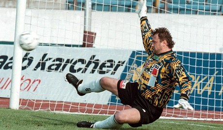 Zdenk Jáno pi zákroku ve finále Poháru MFS z roku 1998. O titul bojoval Jablonec s Drnovicemi.