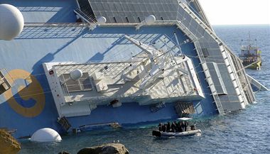 Costa Concordia se neme zcela potopit. Pod n je psit dno. 