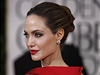 Elegantn Angelina Jolie. erven akcenty na atech sladila se rtnkou a kabelkou.