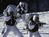 Batohy, lye, zbran, akce. V Pchjongchangu se budou v roce 2018 konat zimní olympijské hry.