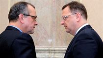 Premiér Petr Nečas (vpravo) v diskuzi s ministrem financí Miroslavem Kalouskem. | na serveru Lidovky.cz | aktuální zprávy