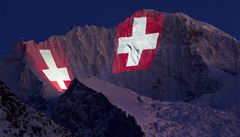K výroí byly na horu Jungfrau, kam eleznice vede, promítány výcarské vlajky.