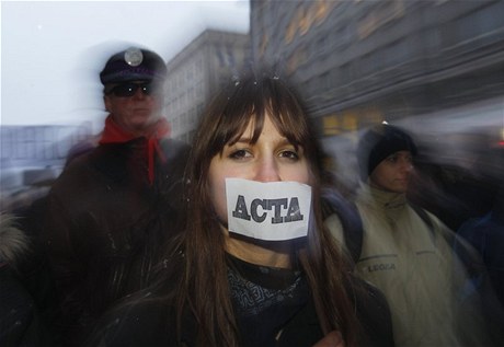 Aktivisté ve Varav  demonstrovali proti smlouv ACTA