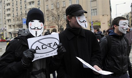 Desítka lidí v centru Prahy protestovala proti smlouv ACTA 