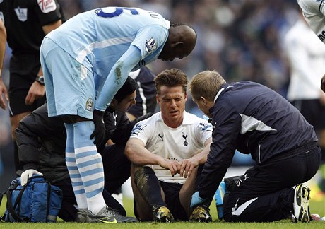 Fotbalista Tottenhamu Scott Parker (uprosted) je oetován poté, co mu Mario Balotelli (vlevo) z Manchesteru City dupnul na hlavu