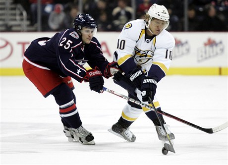 eský hokejista Martin Erat (vpravo) v zápase NHL Nashvillu Predators proti Columbusu Blue Jackets