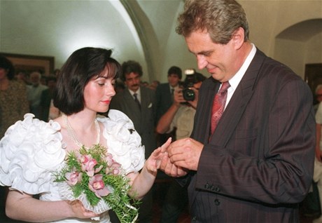 Svatba Miloe Zemana a Ivany Bednaríkové na Novomstské radnici v Praze, 2. ervence 1993.