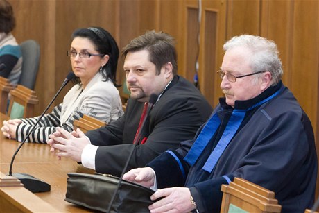 Exposlanec Petr Wolf (SSD) s manelkou Hanou (vlevo) u Ostravského krajského soudu