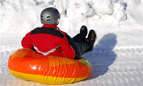 Snow tube - populární zábava na snhu.