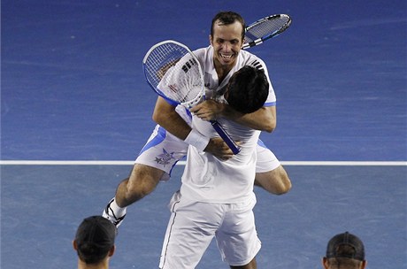 Radek tpánek a Leander Paes oslavují finálový triumf