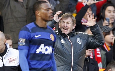 Patrice Evra a za ním Kenny Dalglish.