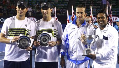 Vlevo je Bob Bryan a Mike Bryan, vpravo Radek tpnek a Leander Paes